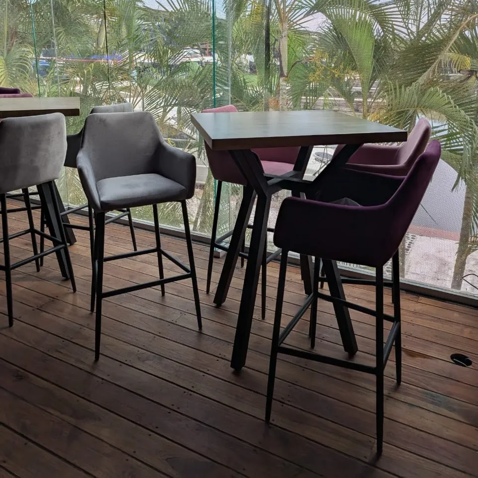 Terraza de cafetería con bancos altos